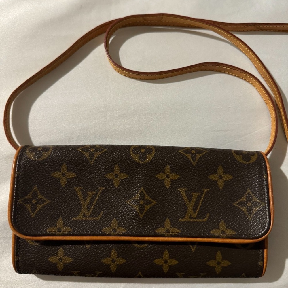 ******S O L D ***************
Pre loved Louis Vuitton Monogram Pochette Twin PM